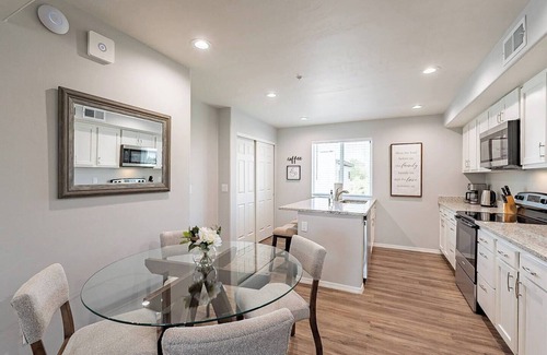 Amphi Apartamento | This centrally located 2 bedroom 2 bathroom is fully remodeled with electric vehicle charging on site