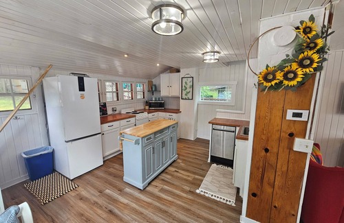 Clear Lake Casa | This charming house for six puts you at the heart of the action.