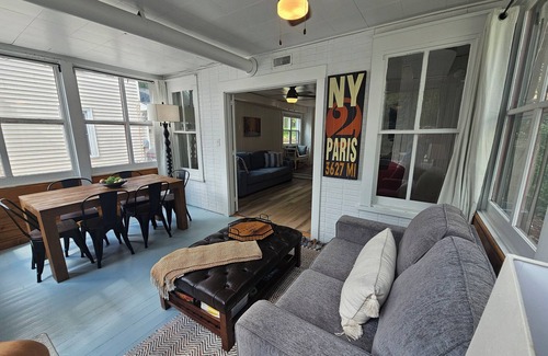 Clear Lake Casa | This charming house for six puts you at the heart of the action.