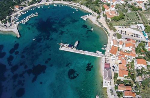 Martinscica Apartamento | This compact holiday apartment is just a few metres from the pebble beach.