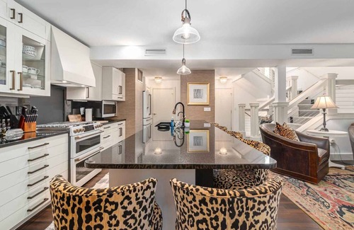 Harbor Springs Condominio | This condominium is a 3 bedroom(s), 2.5 bathrooms, located in Harbor Springs, MI.
