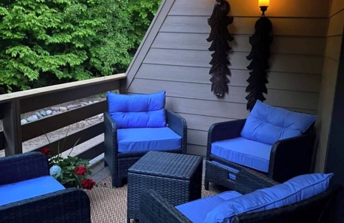 Harbor Springs Condominio | This condominium is a 3 bedroom(s), 2.5 bathrooms, located in Harbor Springs, MI.