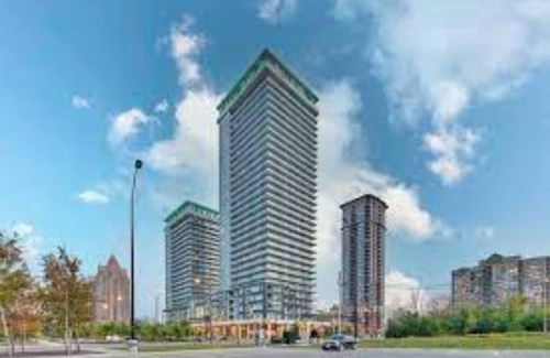 Downtown Mississauga Condominio | This cosy 1 Bed/Den unit is nestled in the heart of Mississauga Central Downtown
