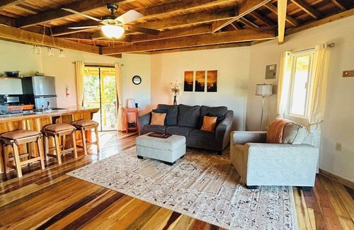 Alta Vista Cabaña | This cottage is a 1 bedroom(s), 1 bathrooms, located in Hummingbird Ridge, Hummingbird Highway.