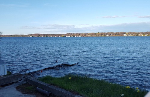 Ludington Casa | Esta casa ofrece unas vistas espectaculares del lago Hamlin, con 150 pies de frente al lago