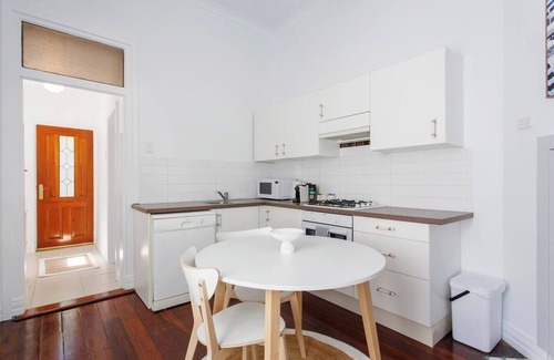South Fremantle Apartamento | This cozy Airbnb is just a short walk to South Beach and the vibrant South Fremantle hub,