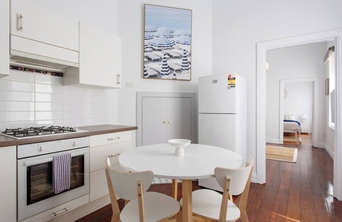 South Fremantle Apartamento | This cozy Airbnb is just a short walk to South Beach and the vibrant South Fremantle hub,