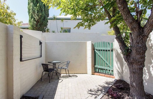 South Fremantle Apartamento | This cozy Airbnb is just a short walk to South Beach and the vibrant South Fremantle hub,
