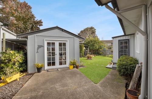 Paynesville Cabaña | Dolphin Cottage: This cozy cottage is the perfect springboard to the Lakes