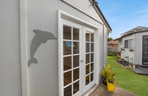 Paynesville Cabaña | Dolphin Cottage: This cozy cottage is the perfect springboard to the Lakes