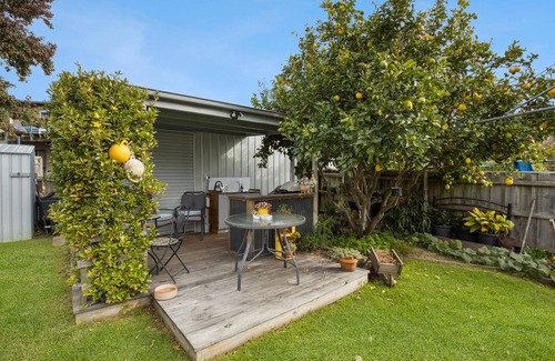 Paynesville Cabaña | Dolphin Cottage: This cozy cottage is the perfect springboard to the Lakes