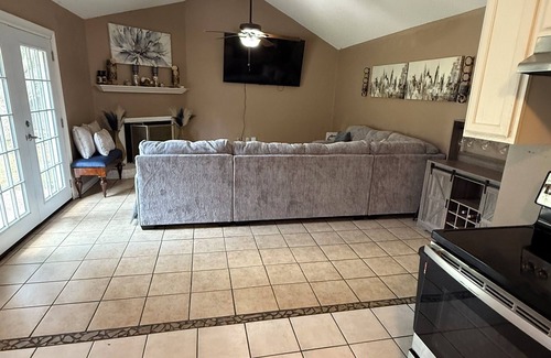 South Baton Rouge Casa | This cozy home is a beautiful 3 bedroom, 2 full bathroom as with a 2-car garage