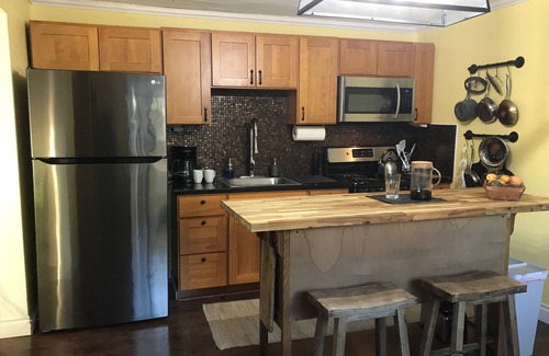 Camas Cabaña | This cute well appointed cottage in quiet Camas, WA is just mins away from PDX