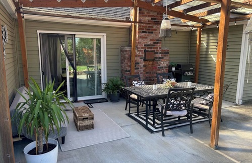 Camas Cabaña | This cute well appointed cottage in quiet Camas, WA is just mins away from PDX