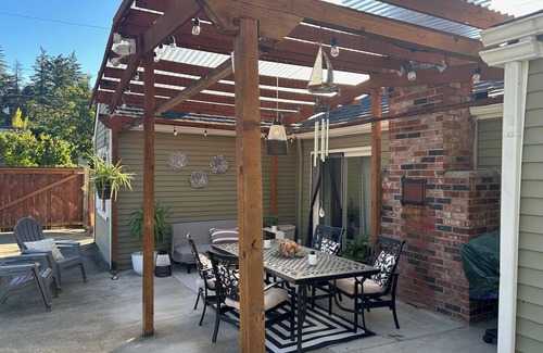 Camas Cabaña | This cute well appointed cottage in quiet Camas, WA is just mins away from PDX