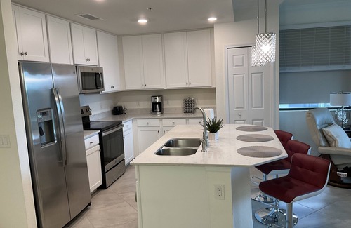 Lakewood Ranch Condominio | This exquisite 2 bedroom plus a third room which is a office/3rd br