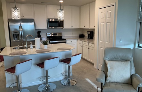 Lakewood Ranch Condominio | This exquisite 2 bedroom plus a third room which is a office/3rd br