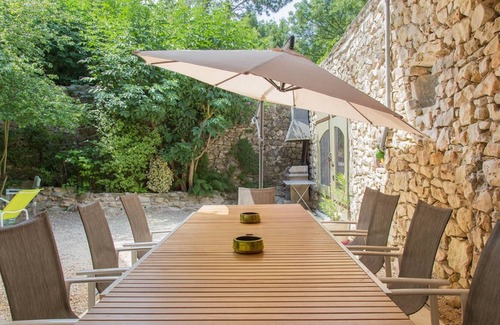 Gras Casa | Esta antigua seda se encuentra cerca de Vallon Pont d'Arc y las gargantas.