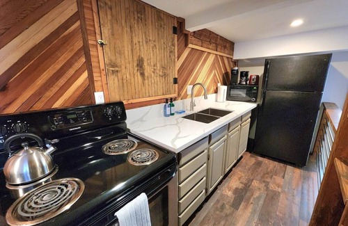 Dora Belle Apartamento | This fourplex is a 0 bedroom(s), 1 bathrooms, located in Shaver Lake, CA.