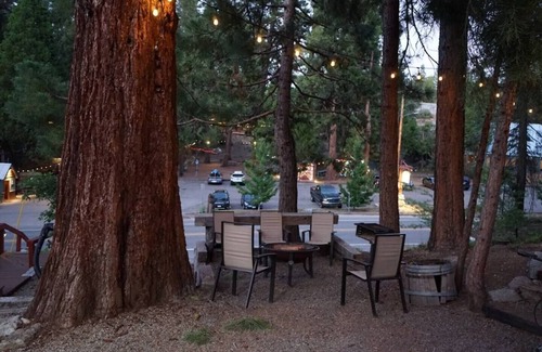 Dora Belle Apartamento | This fourplex is a 0 bedroom(s), 1 bathrooms, located in Shaver Lake, CA.