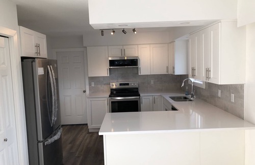 Downtown Squamish Casa | Esta casa completamente amueblada y renovada se encuentra en el centro de Squamish.