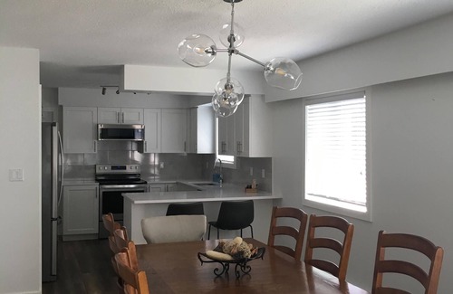 Downtown Squamish Casa | Esta casa completamente amueblada y renovada se encuentra en el centro de Squamish.