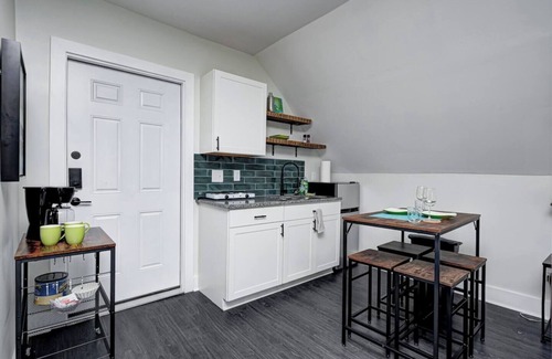 Fountain Square Apartamento | This guest suite is a 0 bedroom(s), 1 bathrooms, located in Indianapolis, IN.