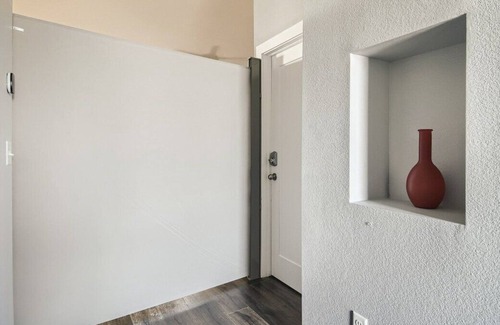 Twin Lakes Apartamento | This guest suite is a 2 bedroom(s), 2 bathrooms, located in Denver, CO.