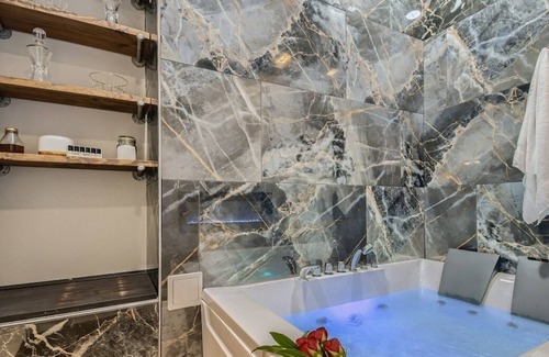 Twin Lakes Apartamento | This guest suite is a 2 bedroom(s), 2 bathrooms, located in Denver, CO.
