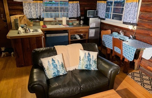 Ashford Cabina | This historic log cabin is adjacent to Copper Creek Restaurant just a few miles to Mt. Rainier National Park. Hot tub, full kitchen, gas fireplace, romance!