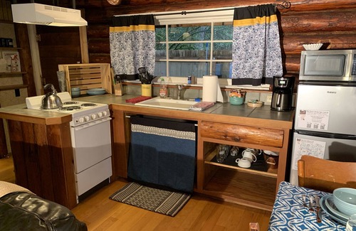 Ashford Cabina | This historic log cabin is adjacent to Copper Creek Restaurant just a few miles to Mt. Rainier National Park. Hot tub, full kitchen, gas fireplace, romance!