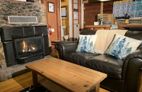 Ashford Cabina | This historic log cabin is adjacent to Copper Creek Restaurant just a few miles to Mt. Rainier National Park. Hot tub, full kitchen, gas fireplace, romance!