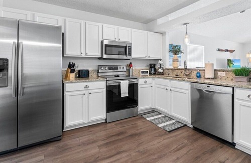 Sandalwood Casa | This home away from home features a gorgeous view of the lake from the spacious Great Room