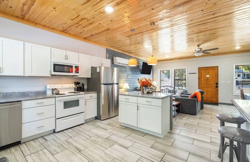 Dunnegan Casa | This house is a 2 bedroom(s), 2 bathrooms, located in Fair Play, MO.