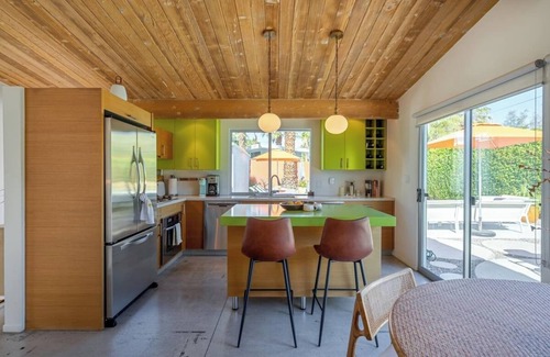 Racquet Club Estates Casa | This house is a 2 bedroom(s), 2 bathrooms, located in Palm Springs, CA.