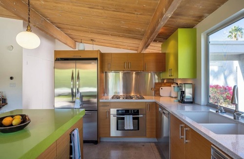 Racquet Club Estates Casa | This house is a 2 bedroom(s), 2 bathrooms, located in Palm Springs, CA.