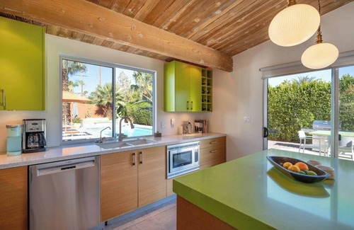 Racquet Club Estates Casa | This house is a 2 bedroom(s), 2 bathrooms, located in Palm Springs, CA.