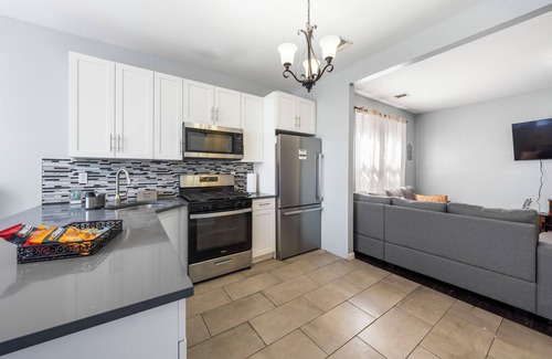 Constable Hook Casa | This house is a 3 bedroom(s), 1 bathrooms, located in Bayonne, NJ.