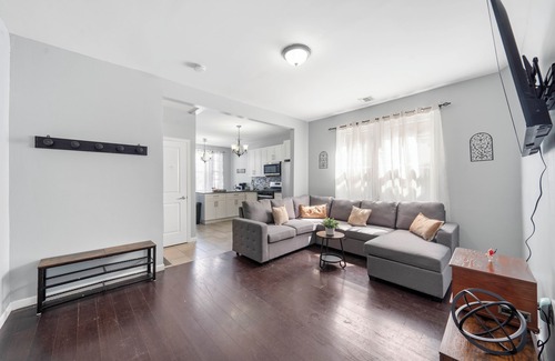 Constable Hook Casa | This house is a 3 bedroom(s), 1 bathrooms, located in Bayonne, NJ.