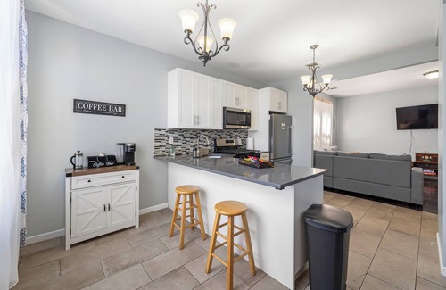 Constable Hook Casa | This house is a 3 bedroom(s), 1 bathrooms, located in Bayonne, NJ.