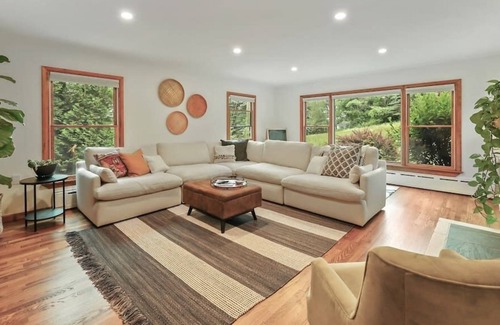 Pittsfield Casa | This house is a 3 bedroom(s), 1 bathrooms, located in Lanesborough, MA.