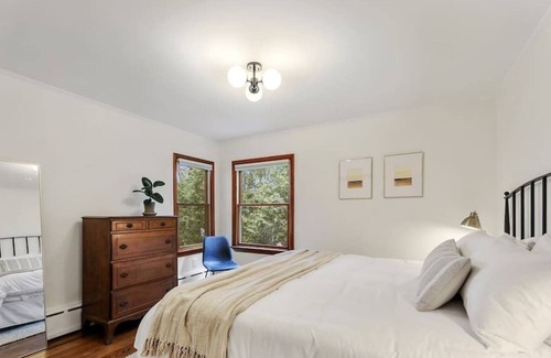 Pittsfield Casa | This house is a 3 bedroom(s), 1 bathrooms, located in Lanesborough, MA.