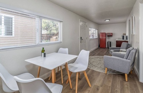 Livermore Casa | This house is a 4 bedroom(s), 2 bathrooms, located in Livermore, CA.