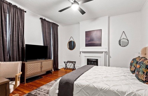 Northside District Casa | This house is a 5 bedroom(s), 3 bathrooms, located in Lexington, KY.