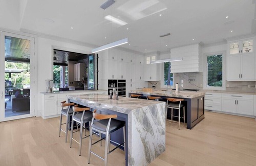 Sandy Springs Casa | This house is a 5 bedroom(s), 8 bathrooms, located in Atlanta, GA.
