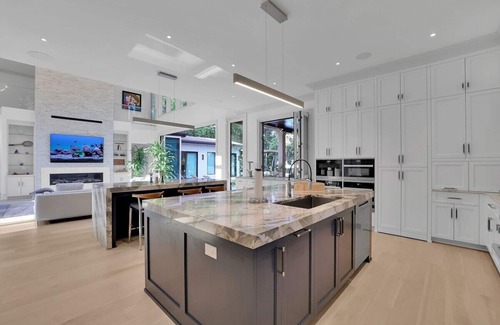 Sandy Springs Casa | This house is a 5 bedroom(s), 8 bathrooms, located in Atlanta, GA.
