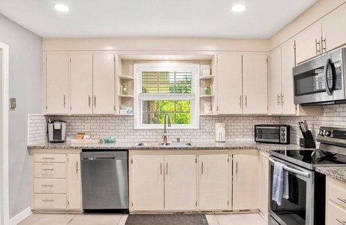 East Pensacola Heights Casa | This house is a 6 bedroom(s), 3 bathrooms, located in Pensacola, FL.