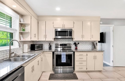 East Pensacola Heights Casa | This house is a 6 bedroom(s), 3 bathrooms, located in Pensacola, FL.