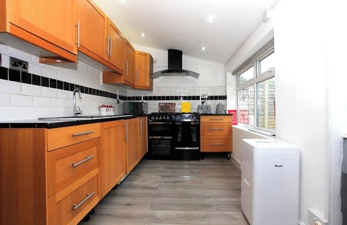 Peterborough Casa | This house is a 6 bedroom(s), 3 bathrooms, located in Peterborough, England.