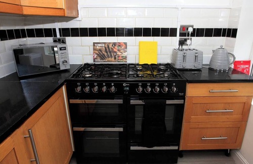 Peterborough Casa | This house is a 6 bedroom(s), 3 bathrooms, located in Peterborough, England.